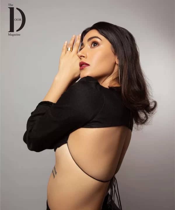 Actress Sonia Rathee wearing Pare Baana featured in Door Magazine